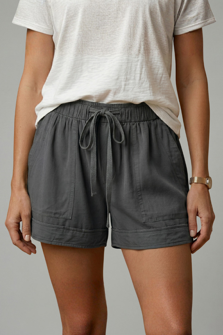 Astrid | Versatile Relaxed Fitted Shorts with Functional Side Pockets