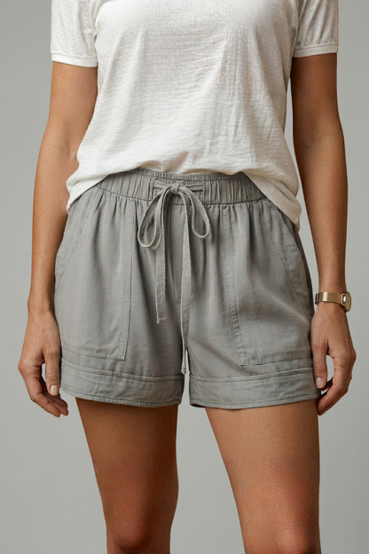 Astrid | Versatile Relaxed Fitted Shorts with Functional Side Pockets