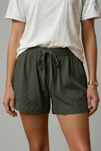 Astrid | Versatile Relaxed Fitted Shorts with Functional Side Pockets