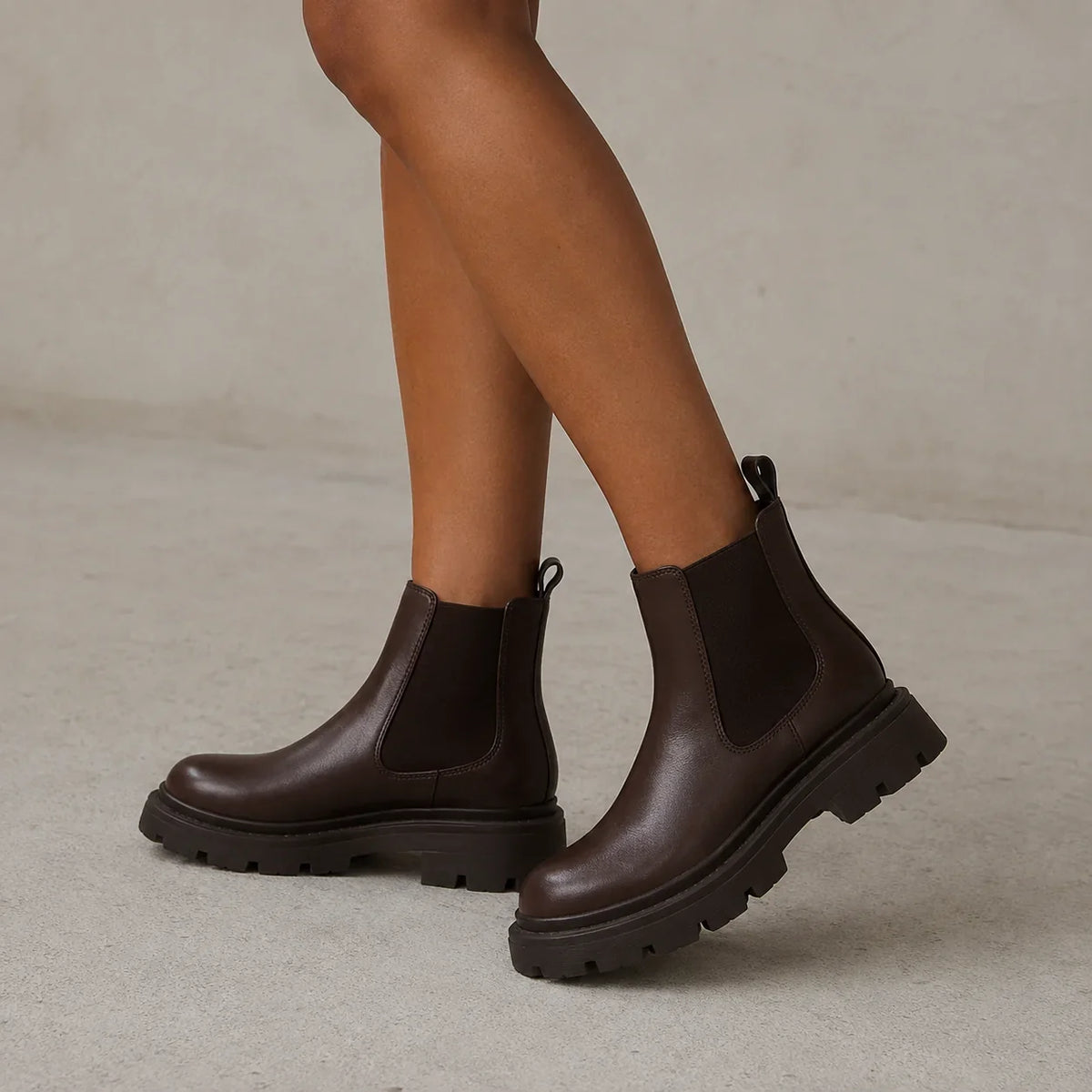 Women's Chelsea Boots Leather-Look Lug Sole Pull-On