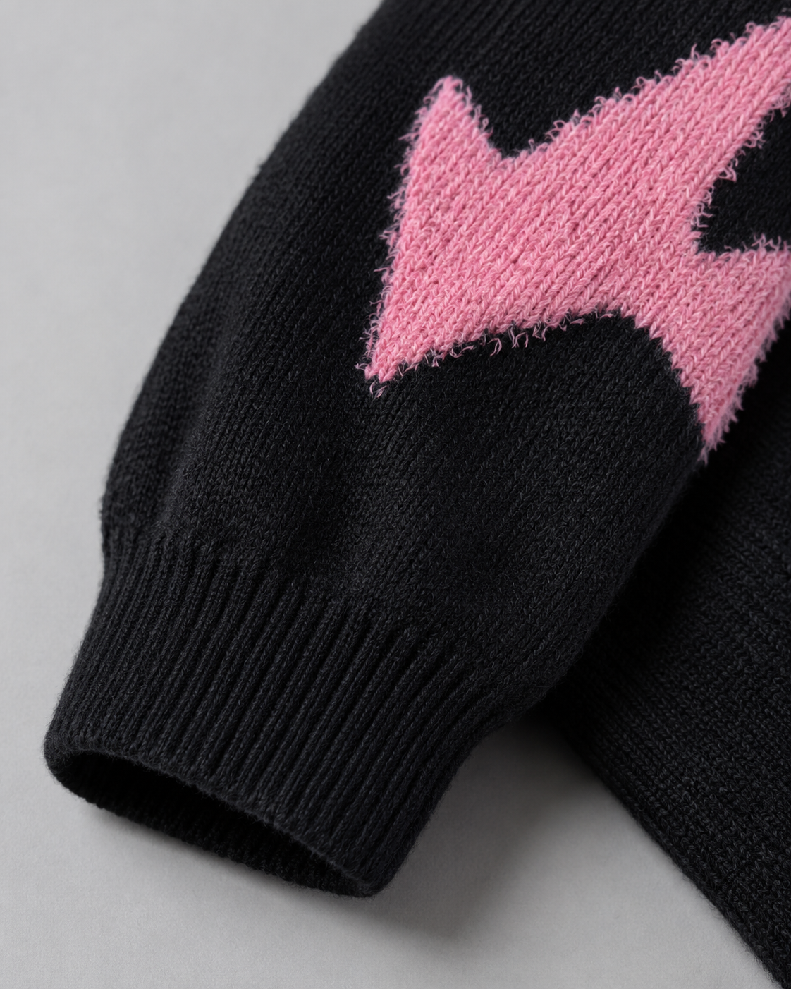 Women's Graphic Sweater - Heart Print Knit